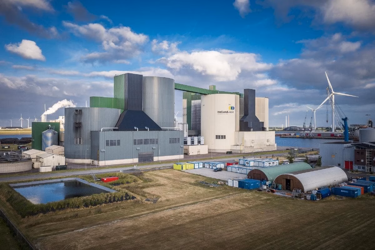 Luchtfoto van de Mouterij in Eemshaven.