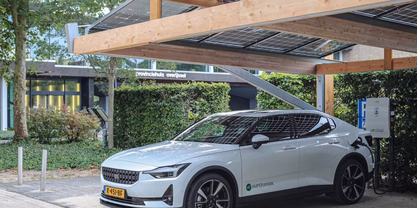 Amperapark laadt elektrische auto's op met zonne-energie